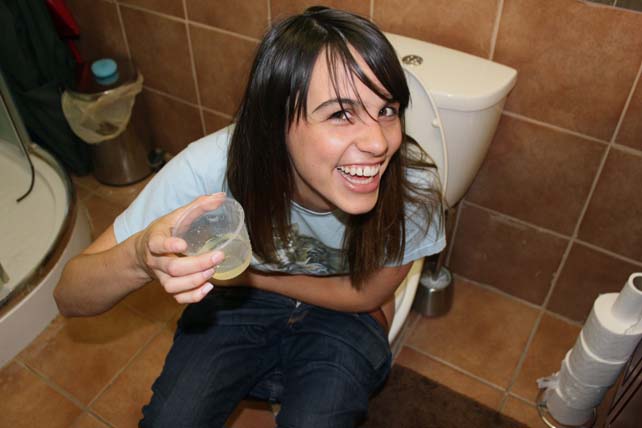 Девушки с волосатыми пездами писают на камеру в туалете и смеютя от стеснения