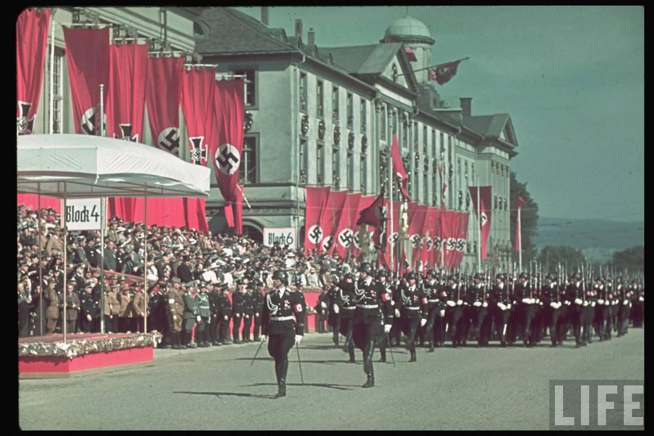 Фашистская германия годы. Адольф Гитлер на параде. Третий Рейх в цвете Адольф Гитлер. Парады третьего рейха в цвете Гитлер. Третий Рейх 1939 в цвете.